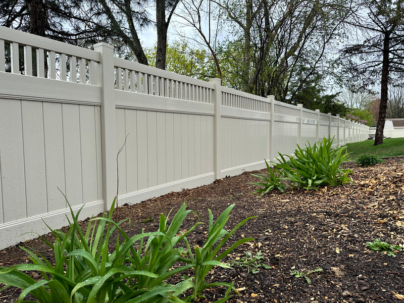 Tall vinyl privacy fence with a lattice top